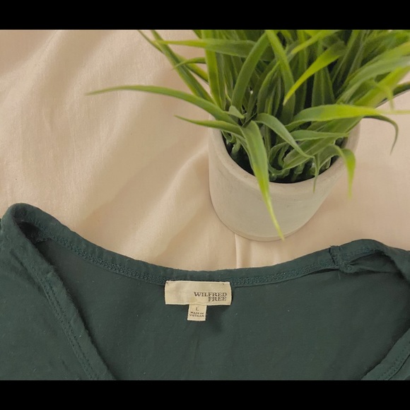Wilfred Free Aritzia Forest Green V Neck πΏ